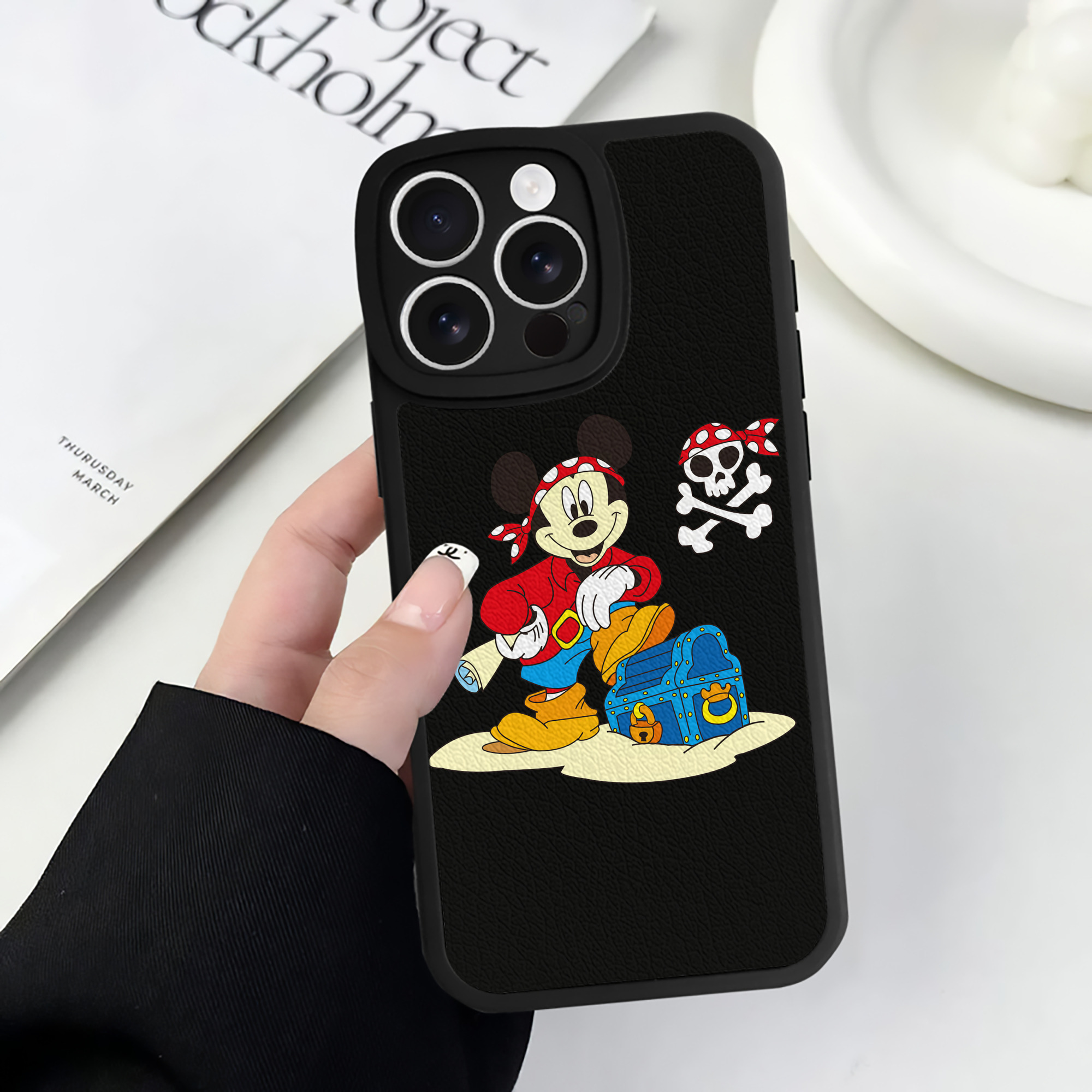 （画像用） ミッキーマウス Mickey Mouse 【iPhone 16シリーズ対応】シリコンスマホケース（レザー調） 材質：シリコン